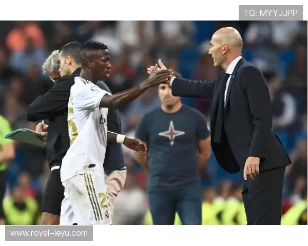 维尼修斯对阵顶级后卫的持续威胁制造方式解析