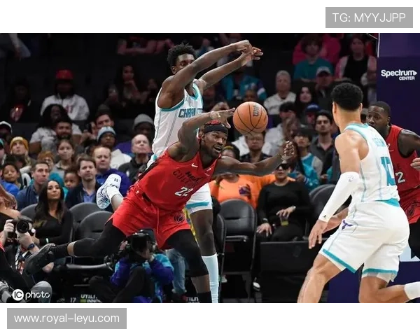 罗宾逊篮下防守对比安东尼，篮板率提升显著保障内线稳定