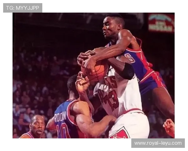 克里斯·韦伯挡拆制造错位比肩乔丹拉开球队进攻空间