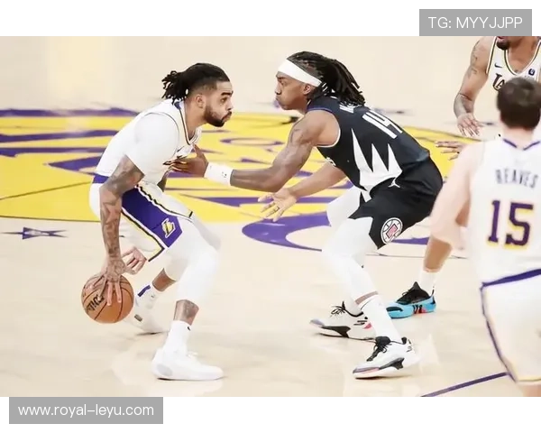 拉塞尔开放式挡拆主导防守节奏，碾压同期内线竞争对手