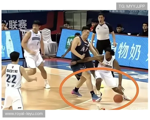 篮球比赛中违体犯规的判定标准解析